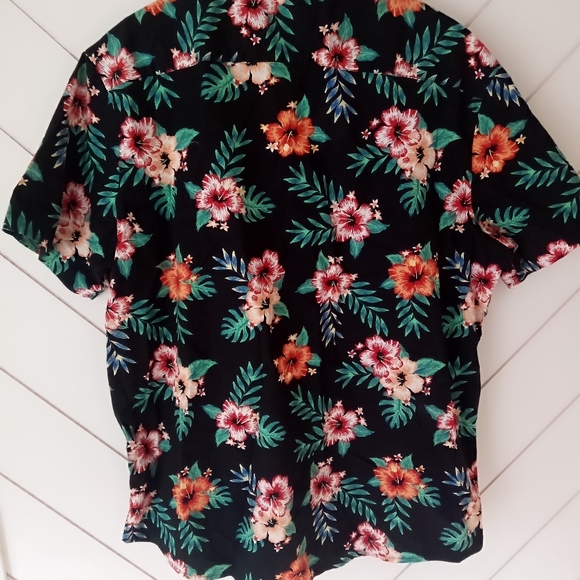 COPY - Brand New XL No Boundaries Hawaiian Floral Print Short Sleeve Button Up - Picture 2 of 4